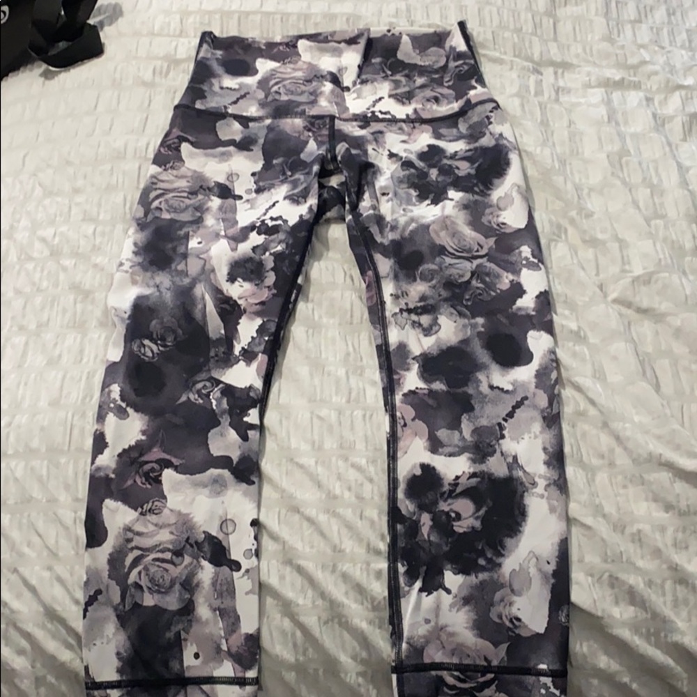Black and white floral cropped lulu lemon leggings - Picture 1 of 4